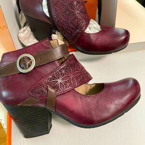 Worn once! Excellent condition. Unique style.